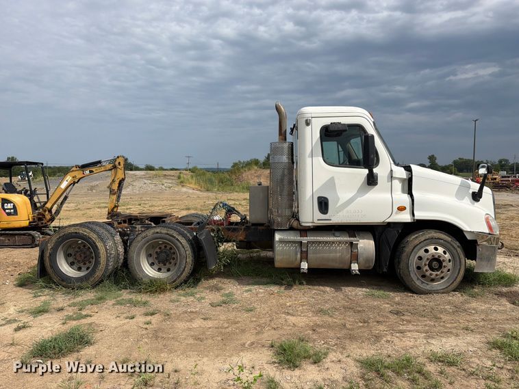 image for item EG8313 2010 Freightliner Cascadia semi truck
