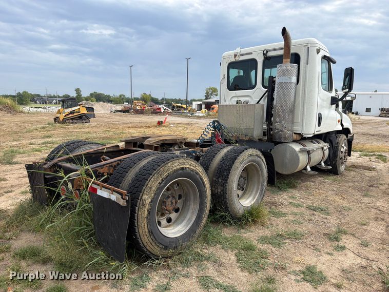 image for item EG8313 2010 Freightliner Cascadia semi truck