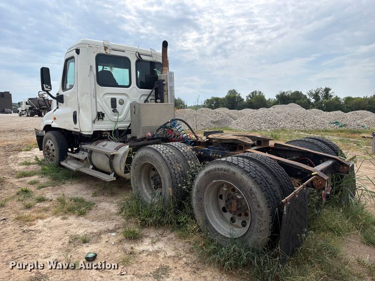 image for item EG8313 2010 Freightliner Cascadia semi truck
