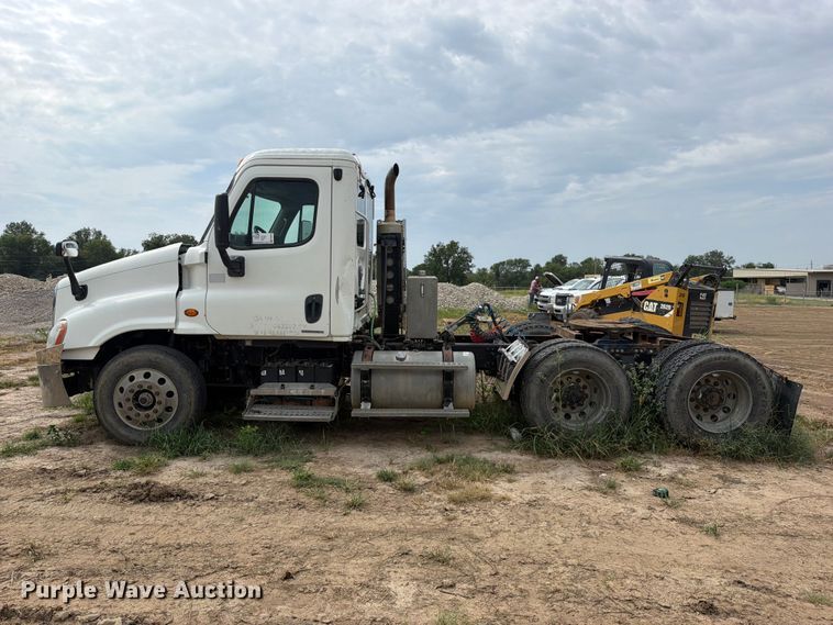 image for item EG8313 2010 Freightliner Cascadia semi truck