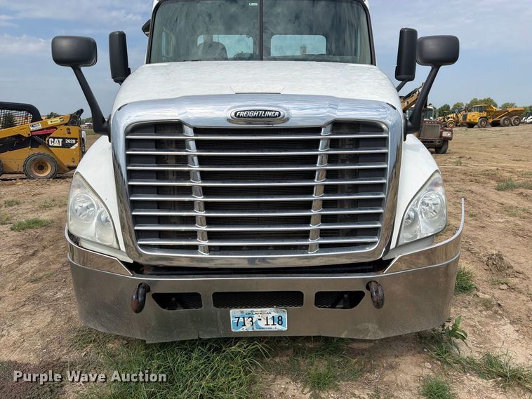 image for item EG8313 2010 Freightliner Cascadia semi truck
