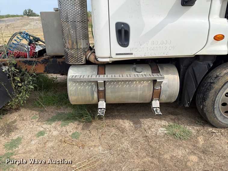 image for item EG8313 2010 Freightliner Cascadia semi truck