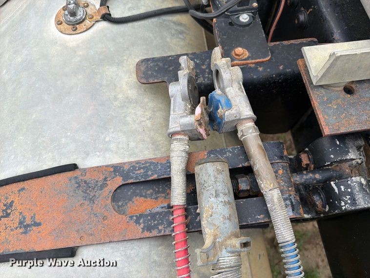 image for item EG8313 2010 Freightliner Cascadia semi truck
