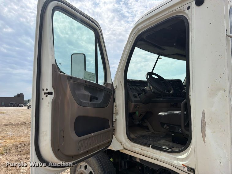 image for item EG8313 2010 Freightliner Cascadia semi truck