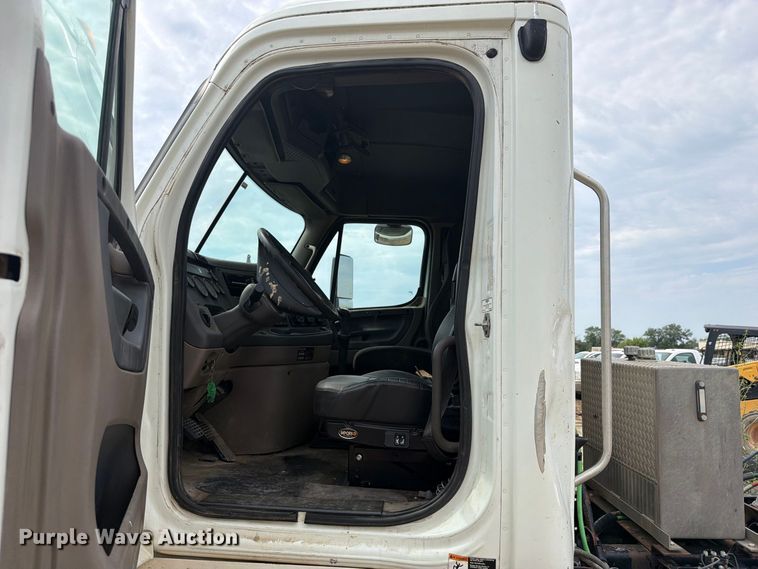 image for item EG8313 2010 Freightliner Cascadia semi truck