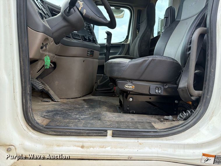 image for item EG8313 2010 Freightliner Cascadia semi truck