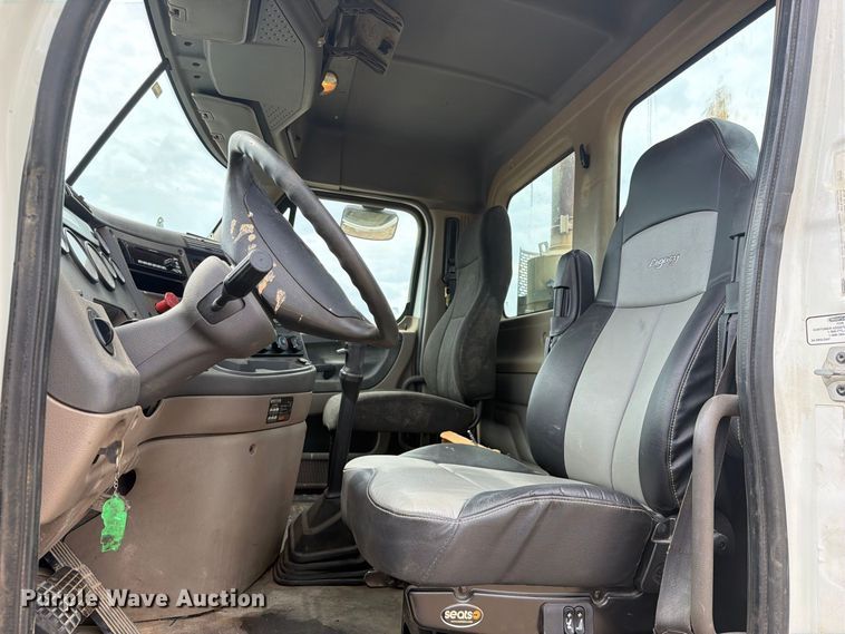 image for item EG8313 2010 Freightliner Cascadia semi truck