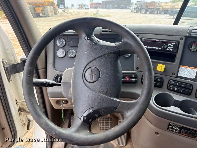 image for item EG8313 2010 Freightliner Cascadia semi truck