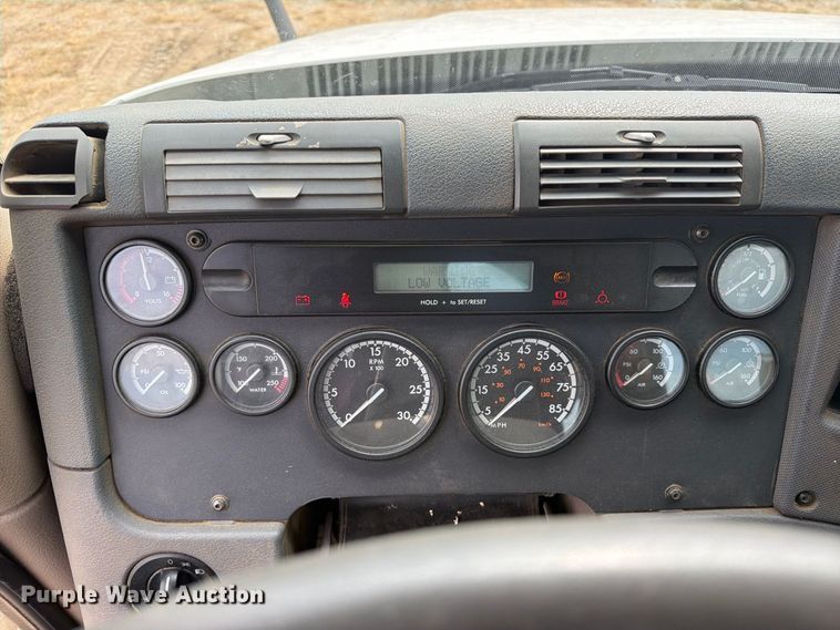 image for item EG8313 2010 Freightliner Cascadia semi truck
