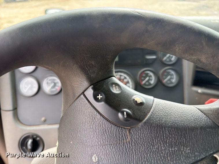 image for item EG8313 2010 Freightliner Cascadia semi truck