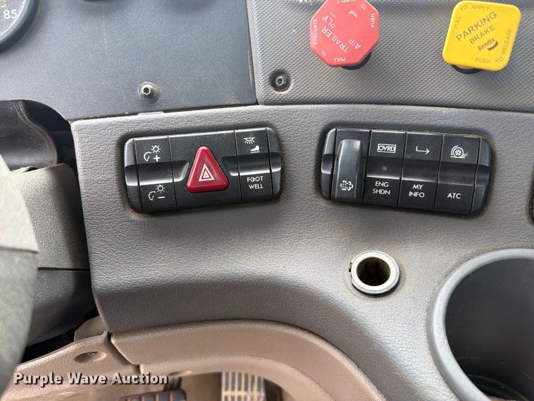 image for item EG8313 2010 Freightliner Cascadia semi truck