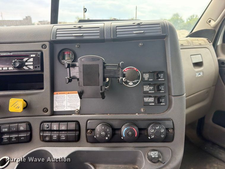 image for item EG8313 2010 Freightliner Cascadia semi truck