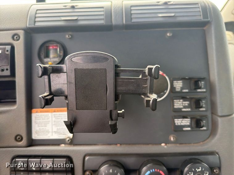image for item EG8313 2010 Freightliner Cascadia semi truck