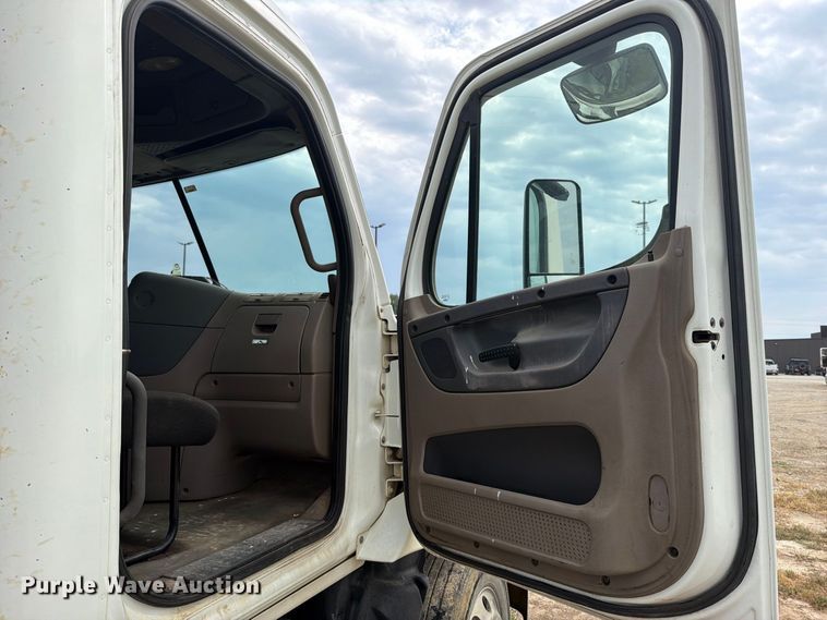 image for item EG8313 2010 Freightliner Cascadia semi truck