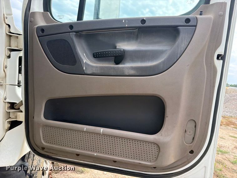 image for item EG8313 2010 Freightliner Cascadia semi truck