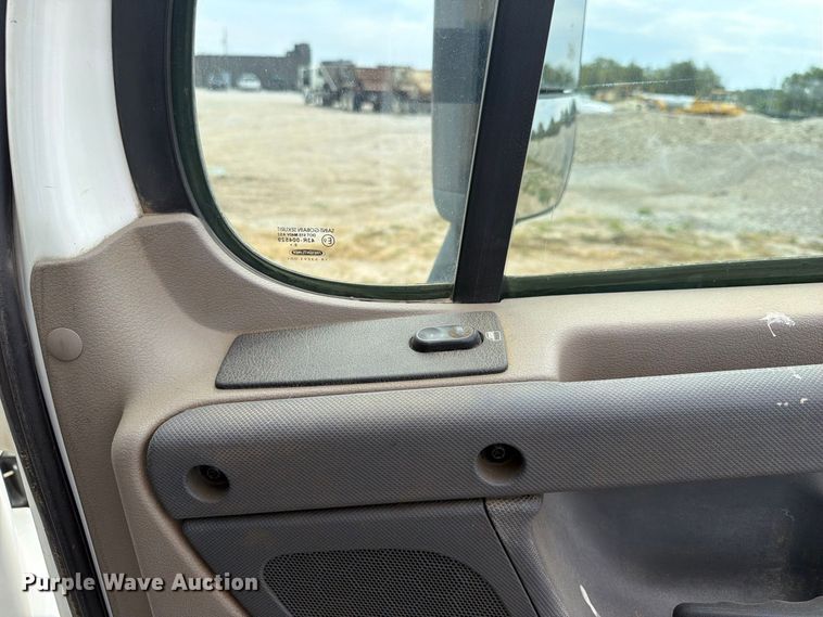 image for item EG8313 2010 Freightliner Cascadia semi truck