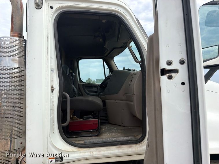 image for item EG8313 2010 Freightliner Cascadia semi truck