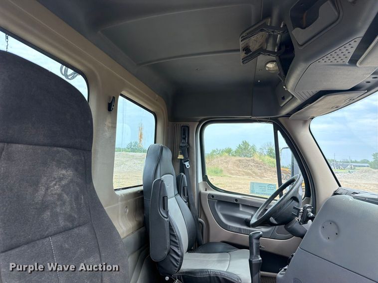 image for item EG8313 2010 Freightliner Cascadia semi truck