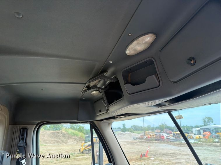 image for item EG8313 2010 Freightliner Cascadia semi truck