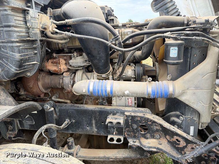 image for item EG8313 2010 Freightliner Cascadia semi truck