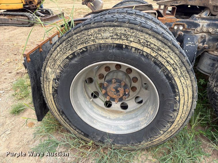 image for item EG8313 2010 Freightliner Cascadia semi truck