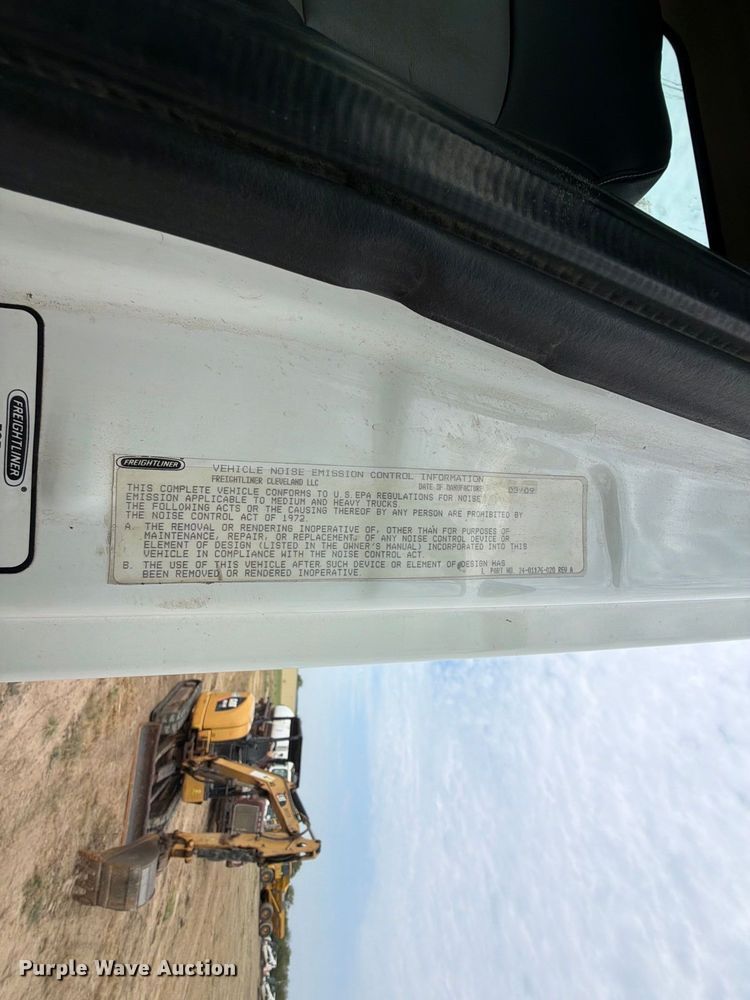 image for item EG8313 2010 Freightliner Cascadia semi truck