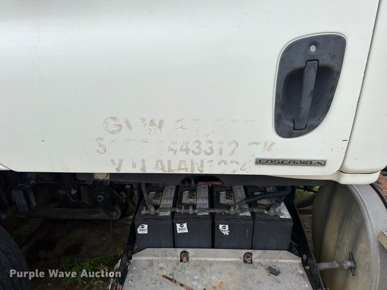 image for item EG8313 2010 Freightliner Cascadia semi truck