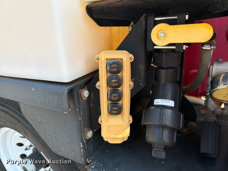 image for item EG9335 2010 Vermeer LP 555 DT vacuum trailer