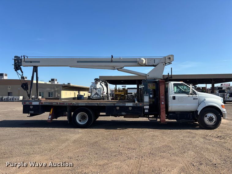 image for item EL2567 2006 Ford F750 crane truck