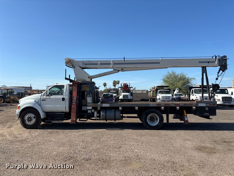 image for item EL2567 2006 Ford F750 crane truck