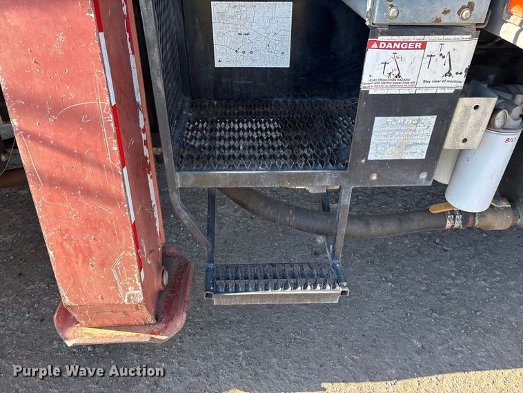 image for item EL2567 2006 Ford F750 crane truck