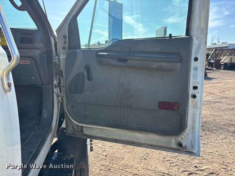 image for item EL2567 2006 Ford F750 crane truck