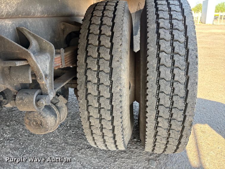 image for item EL2567 2006 Ford F750 crane truck