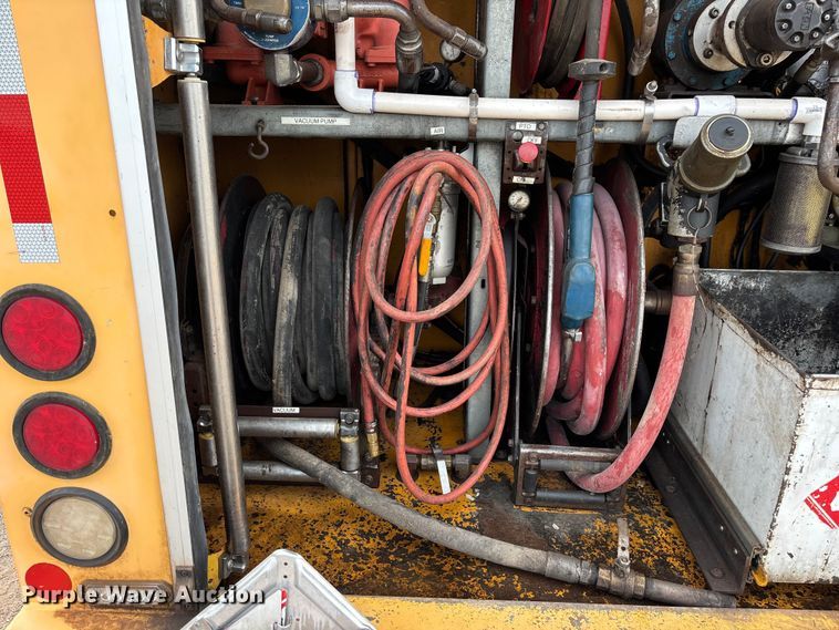 image for item EL2606 2007 Kenworth T300 fuel / lube truck