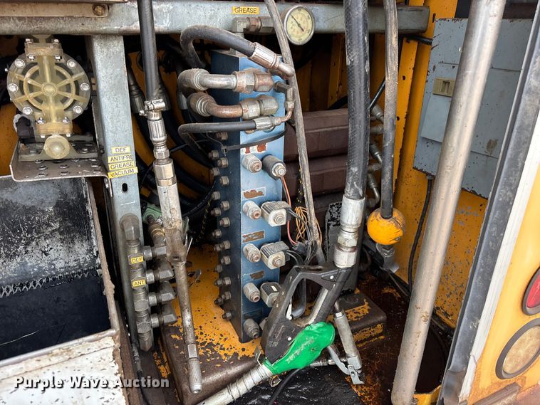 image for item EL2606 2007 Kenworth T300 fuel / lube truck