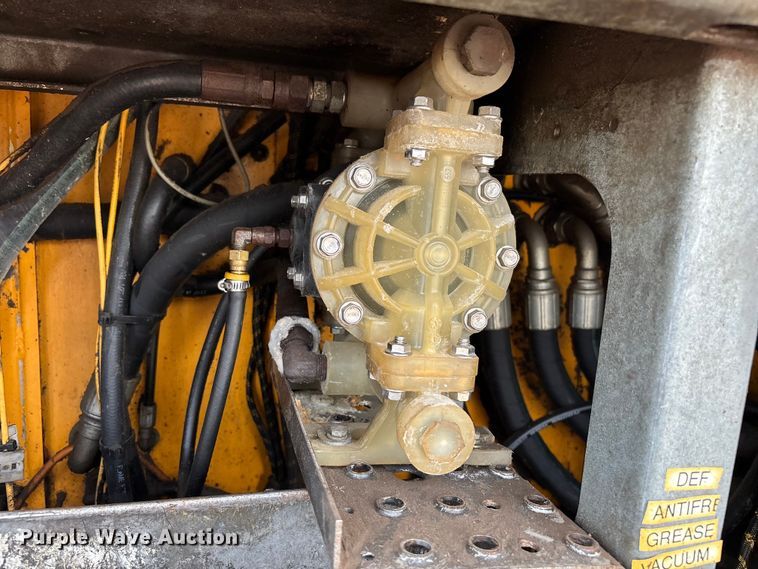 image for item EL2606 2007 Kenworth T300 fuel / lube truck