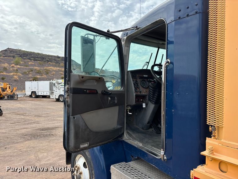image for item EL2606 2007 Kenworth T300 fuel / lube truck