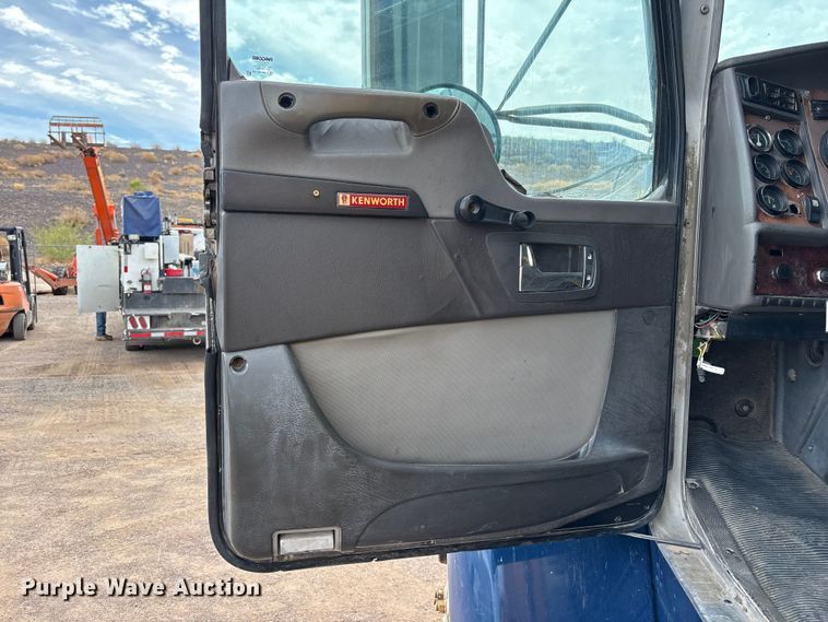 image for item EL2606 2007 Kenworth T300 fuel / lube truck