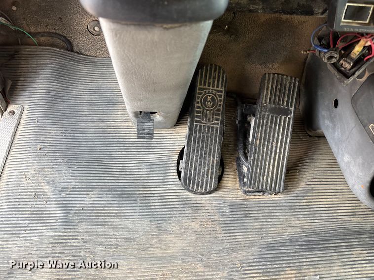 image for item EL2606 2007 Kenworth T300 fuel / lube truck