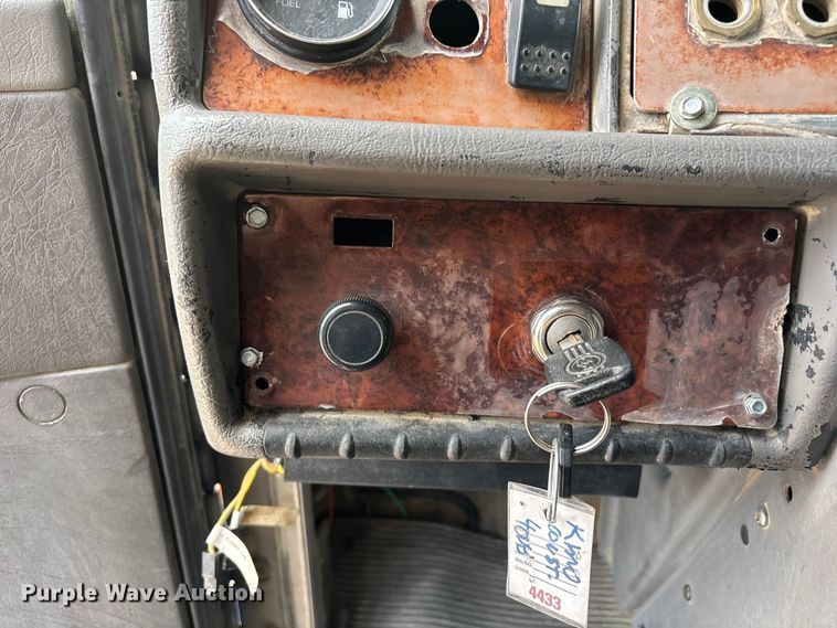 image for item EL2606 2007 Kenworth T300 fuel / lube truck