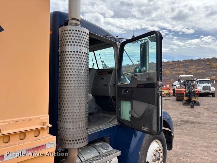 image for item EL2606 2007 Kenworth T300 fuel / lube truck