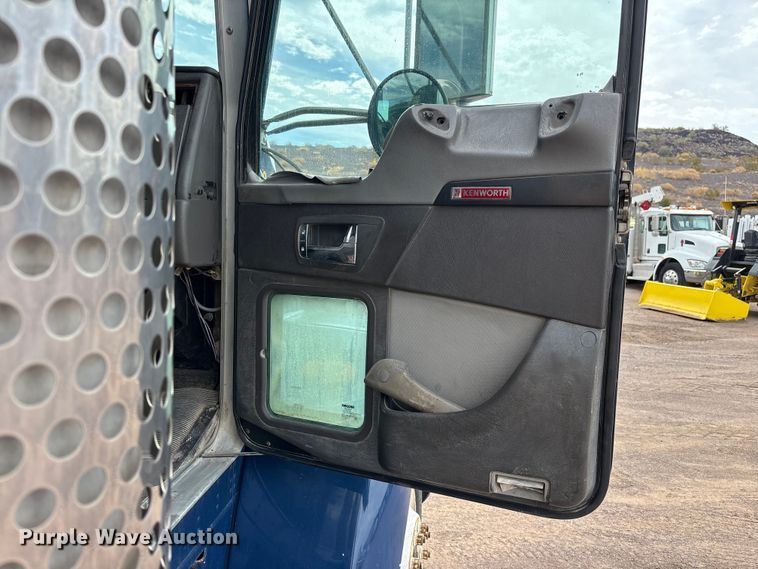image for item EL2606 2007 Kenworth T300 fuel / lube truck