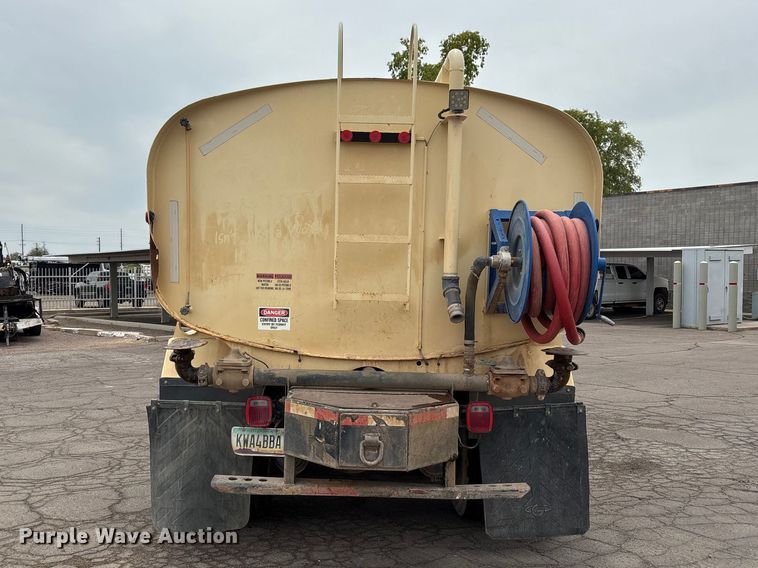 image for item EL2609 2007 Peterbilt 335 water truck