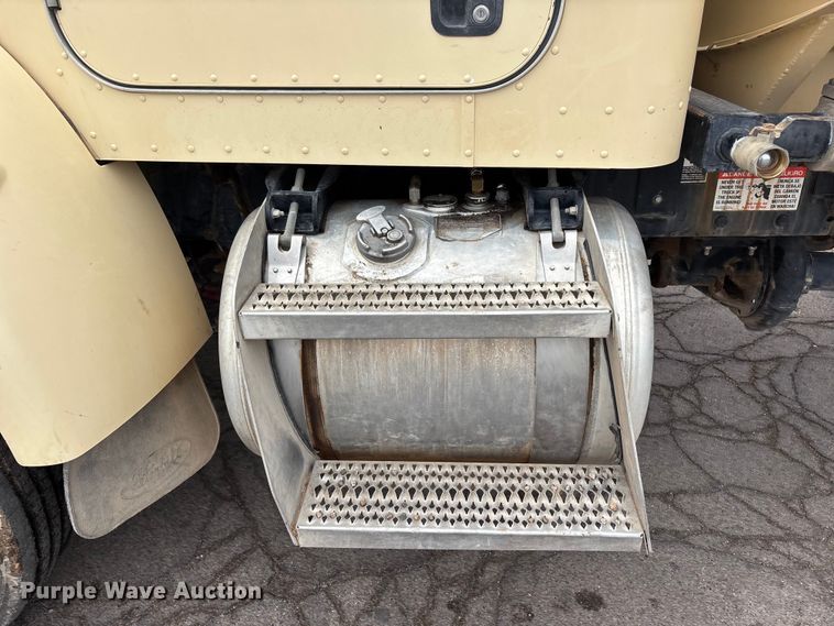 image for item EL2609 2007 Peterbilt 335 water truck