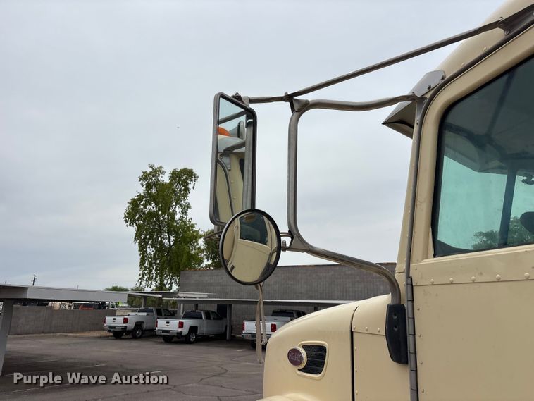 image for item EL2609 2007 Peterbilt 335 water truck