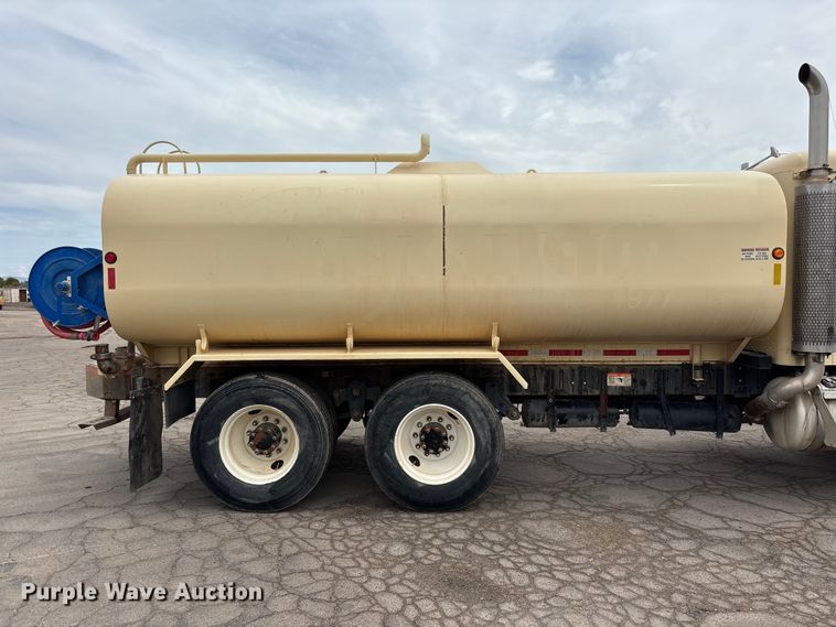 image for item EL2609 2007 Peterbilt 335 water truck