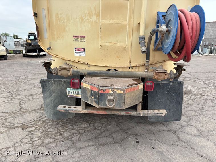 image for item EL2609 2007 Peterbilt 335 water truck