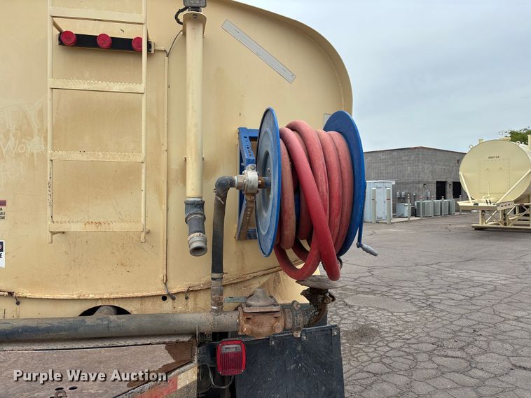 image for item EL2609 2007 Peterbilt 335 water truck