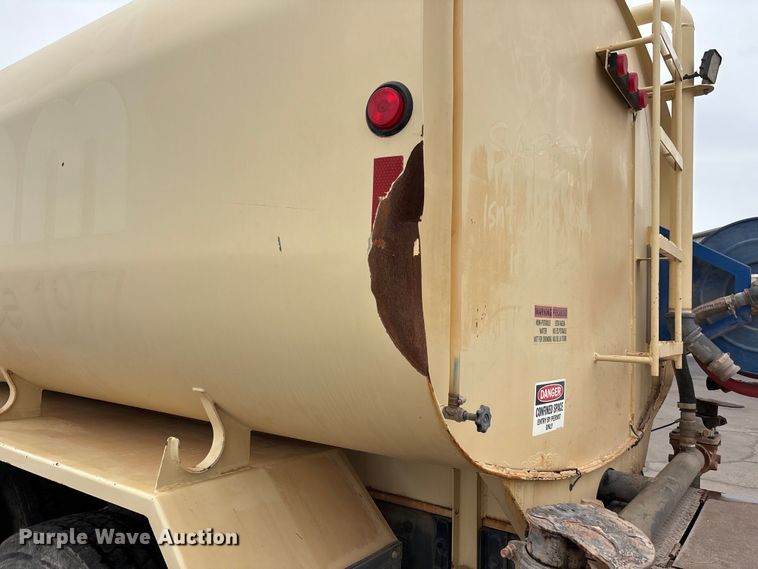 image for item EL2609 2007 Peterbilt 335 water truck