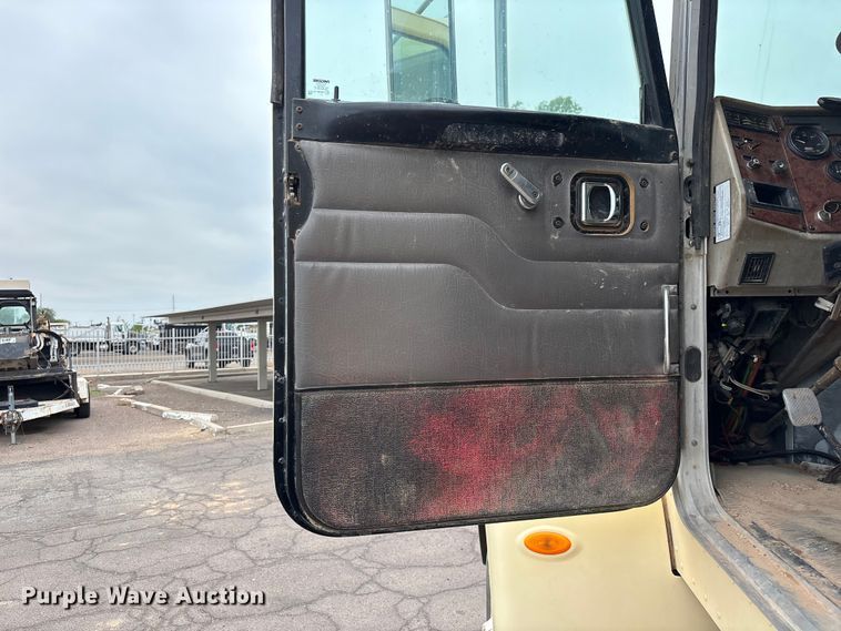 image for item EL2609 2007 Peterbilt 335 water truck